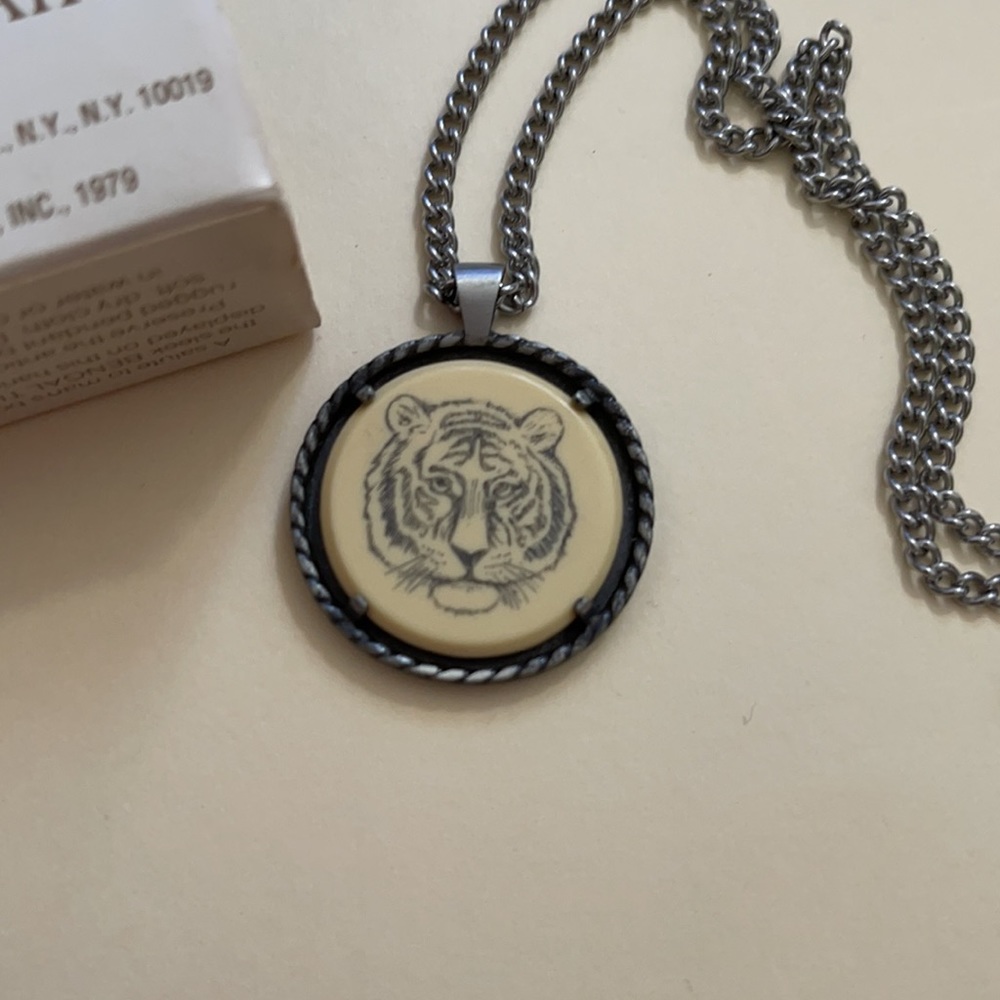 Avon Bangalore Tiger Pendant Necklace NIB - Picture 2 of 3